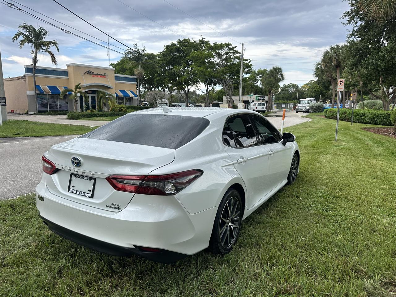 Toyota Camry Hybrid XLE 2023