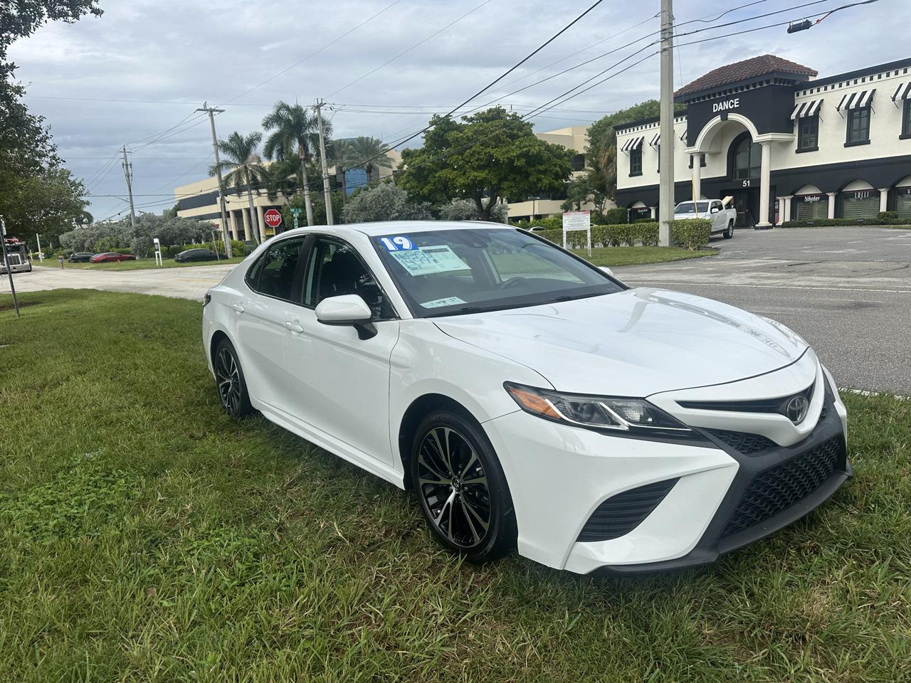 Toyota Camry SE V6 6-Spd AT 2019