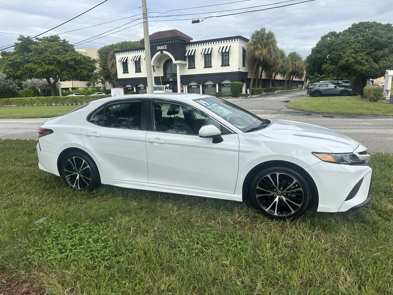 Toyota Camry SE V6 6-Spd AT 2019
