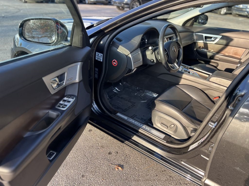 Jaguar XF 4dr Sdn V6 SC AWD 2014 Jaguar XF 4dr Sdn V6 SC AWD 2014