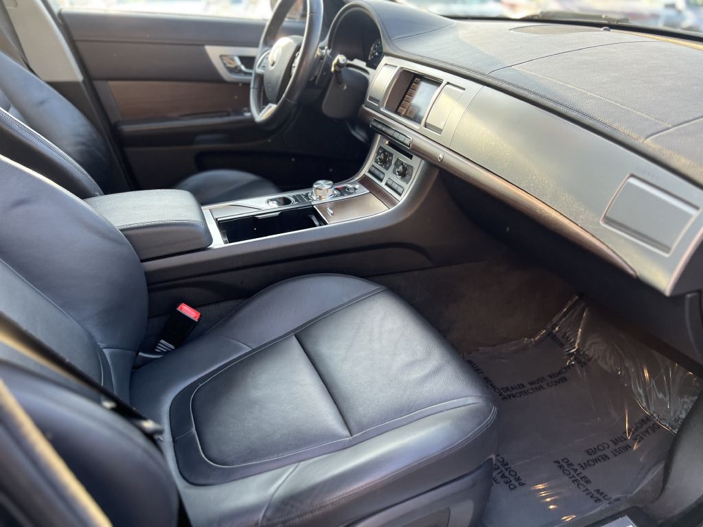 Jaguar XF 4dr Sdn V6 SC AWD 2014 Jaguar XF 4dr Sdn V6 SC AWD 2014