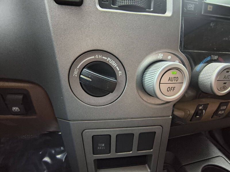 Toyota Tundra 4WD Truck CrewMax 5.7L V8 6-Spd AT LTD (Natl) 2010