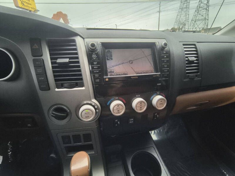 Toyota Tundra 4WD Truck CrewMax 5.7L V8 6-Spd AT LTD (Natl) 2010