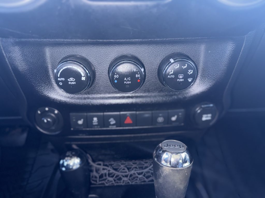 Jeep Wrangler Unlimited 4WD 4dr Sahara 2013