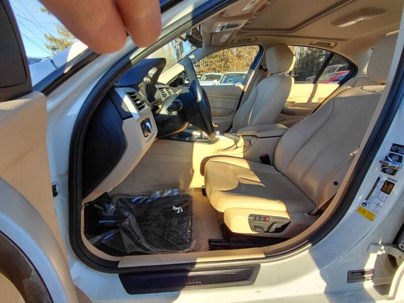 BMW 3 Series 4dr Sdn 328i RWD 2012