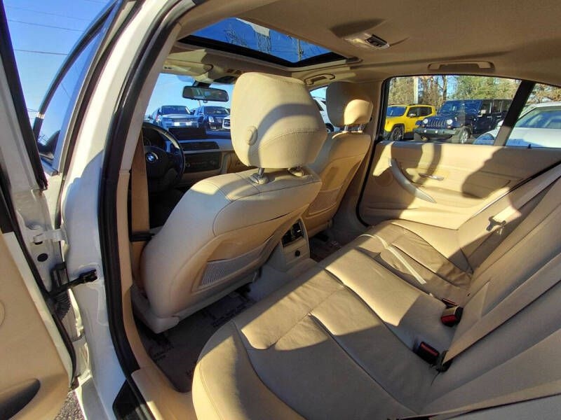 BMW 3 Series 4dr Sdn 328i RWD 2012