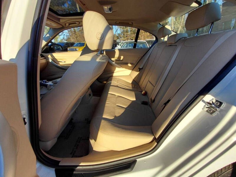 BMW 3 Series 4dr Sdn 328i RWD 2012