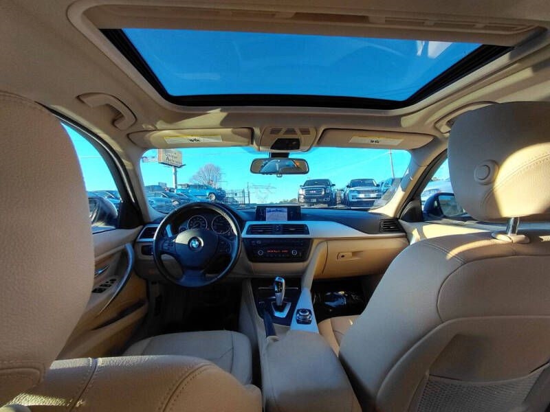 BMW 3 Series 4dr Sdn 328i RWD 2012