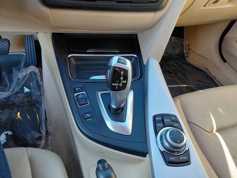 BMW 3 Series 4dr Sdn 328i RWD 2012