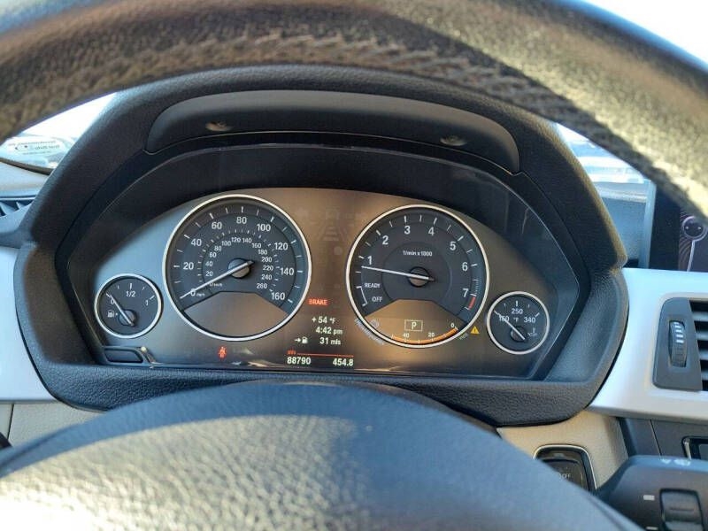 BMW 3 Series 4dr Sdn 328i RWD 2012