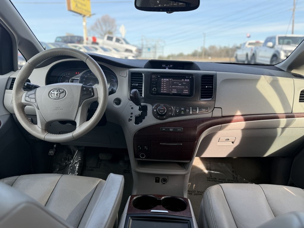 Toyota Sienna 5dr 7-Pass Van V6 XLE AAS FWD (Natl) 2014