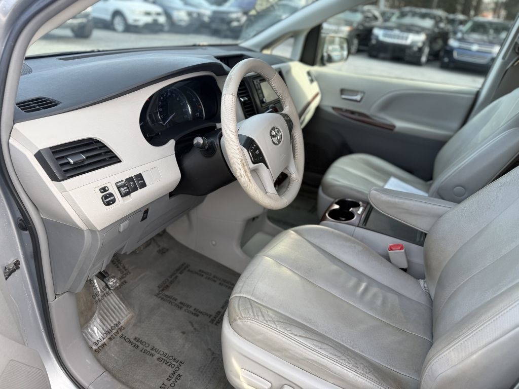 Toyota Sienna 5dr 7-Pass Van V6 XLE AAS FWD (Natl) 2014