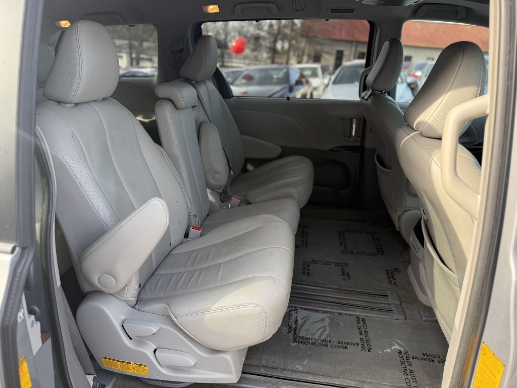 Toyota Sienna 5dr 7-Pass Van V6 XLE AAS FWD (Natl) 2014