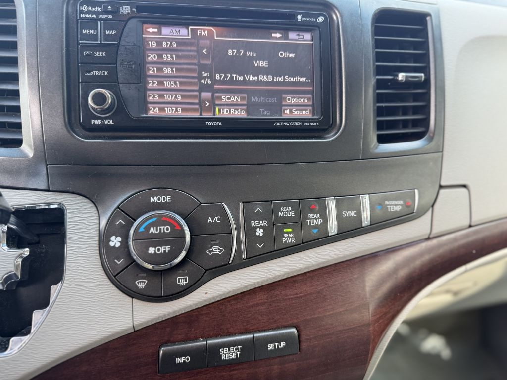 Toyota Sienna 5dr 7-Pass Van V6 XLE AAS FWD (Natl) 2014