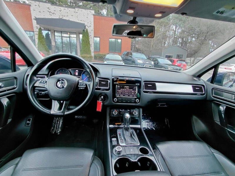 Volkswagen Touareg 4dr 3.6L Sport w/Nav 2014