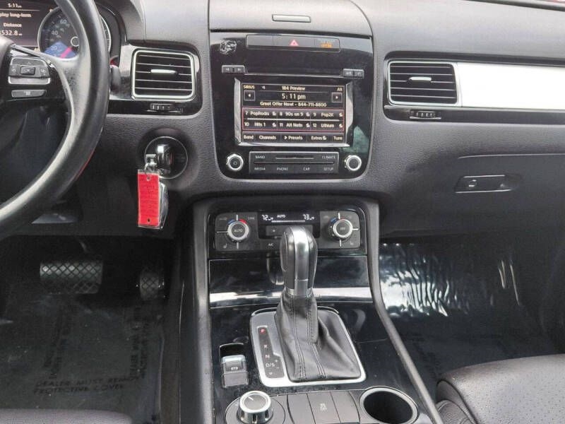 Volkswagen Touareg 4dr 3.6L Sport w/Nav 2014