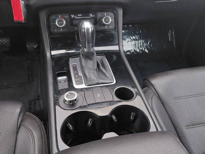 Volkswagen Touareg 4dr 3.6L Sport w/Nav 2014