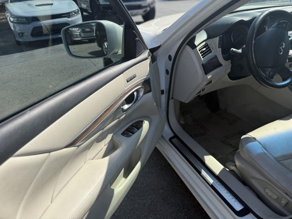 Infiniti M56 4dr Sdn RWD 2011