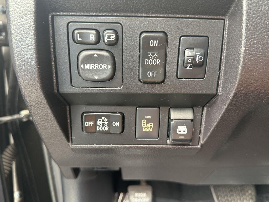 Toyota Tundra 2WD Truck CrewMax 5.7L V8 6-Spd AT Platinum (Natl) 2014