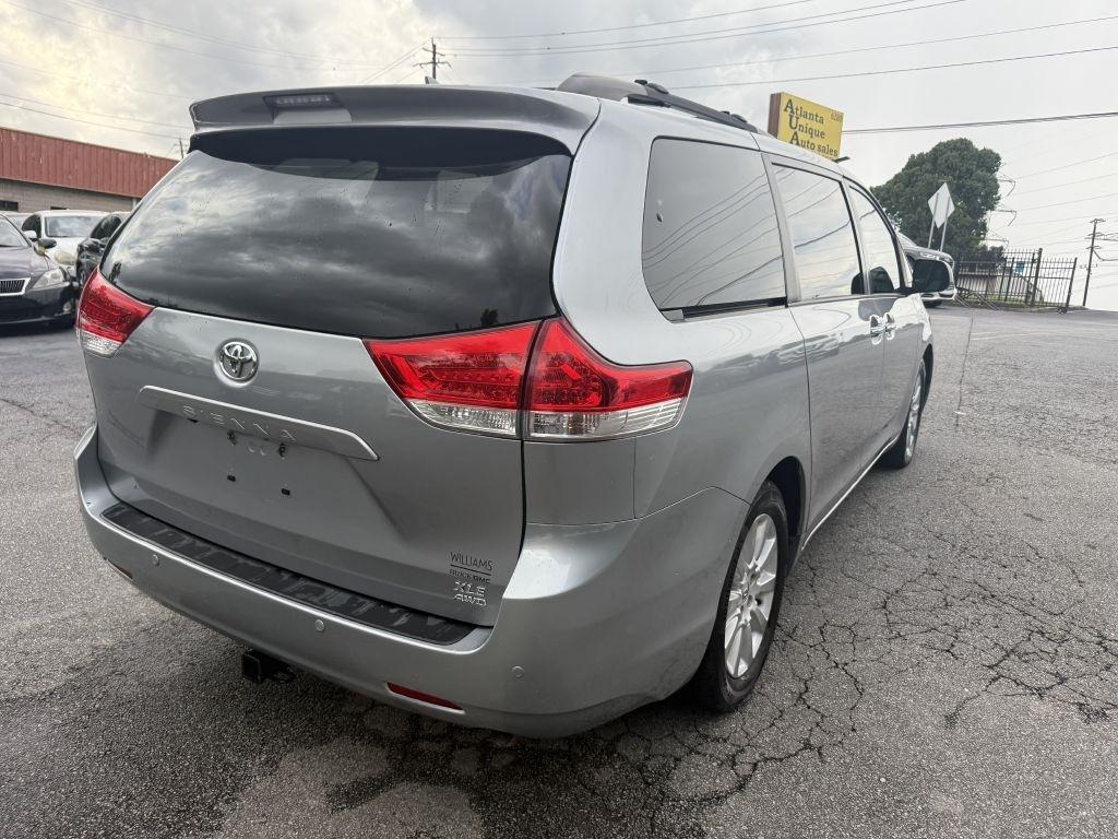 Toyota Sienna 5dr 7-Pass Van V6 XLE AWD (Natl) 2013