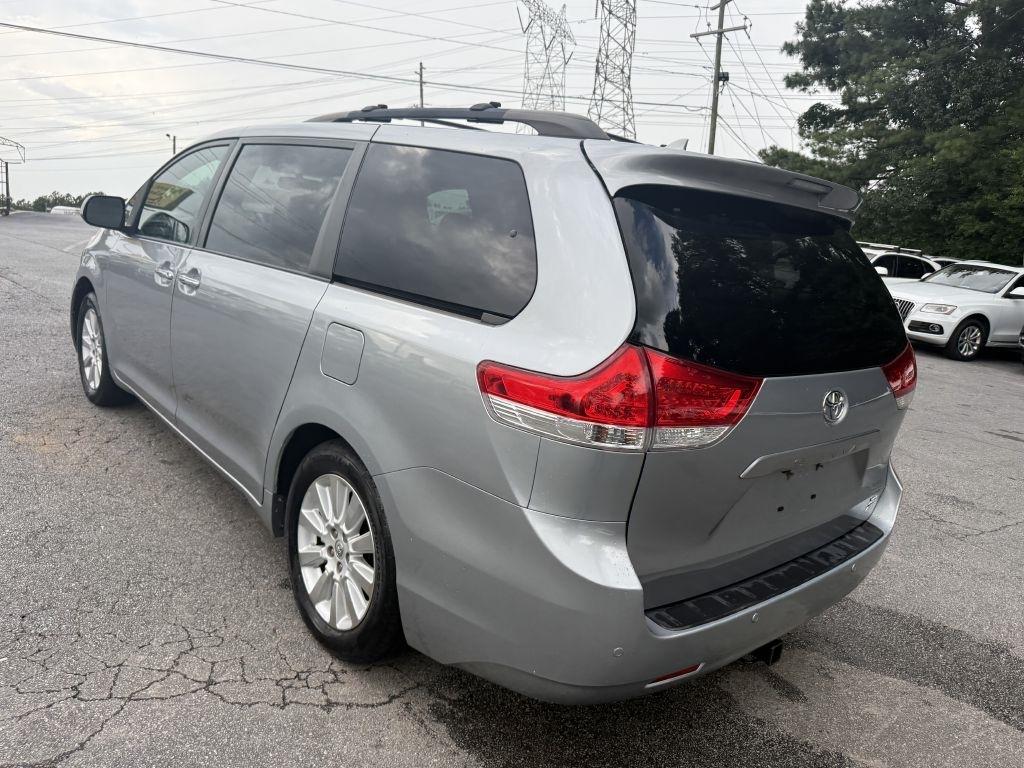 Toyota Sienna 5dr 7-Pass Van V6 XLE AWD (Natl) 2013