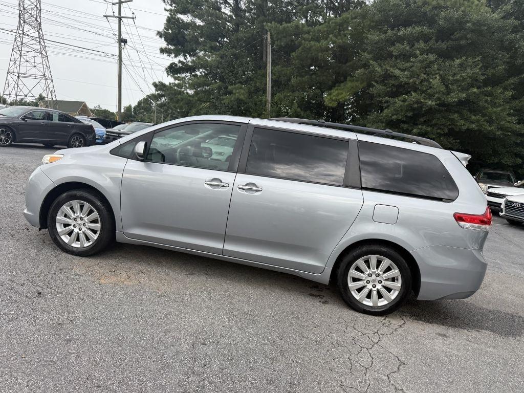 Toyota Sienna 5dr 7-Pass Van V6 XLE AWD (Natl) 2013