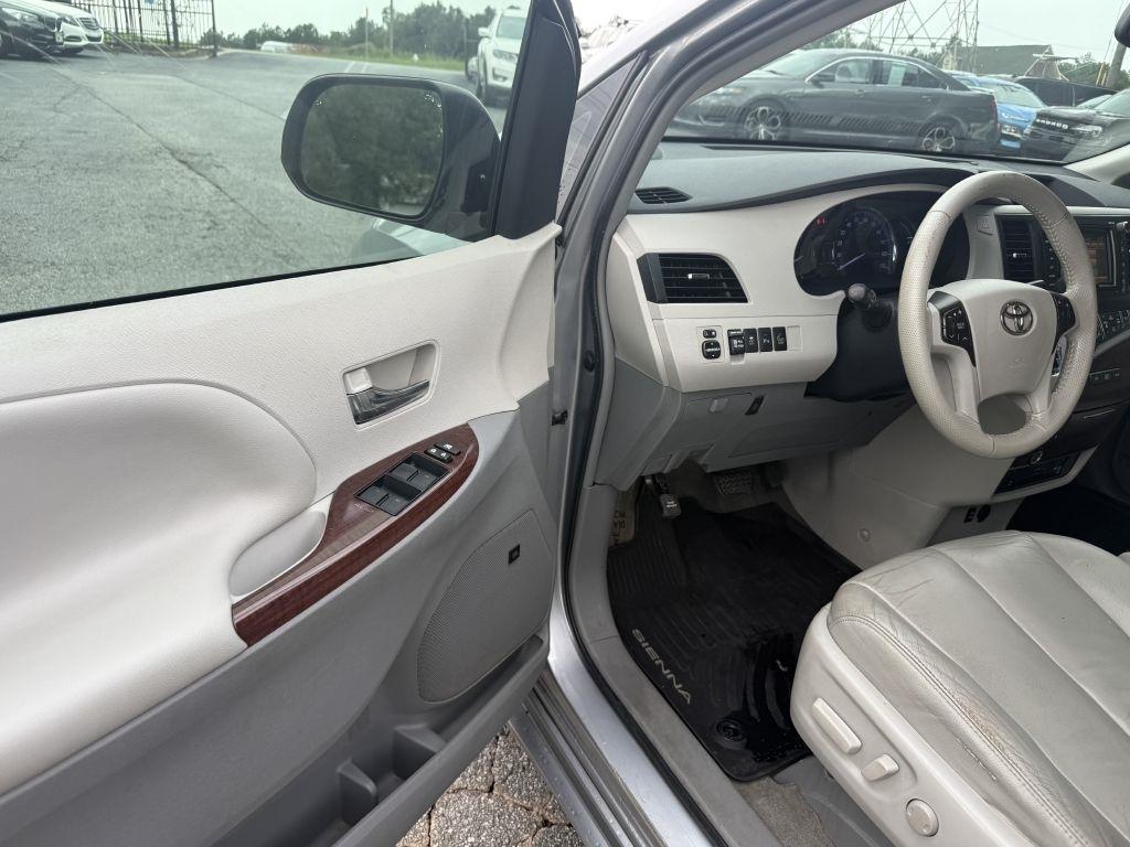 Toyota Sienna 5dr 7-Pass Van V6 XLE AWD (Natl) 2013
