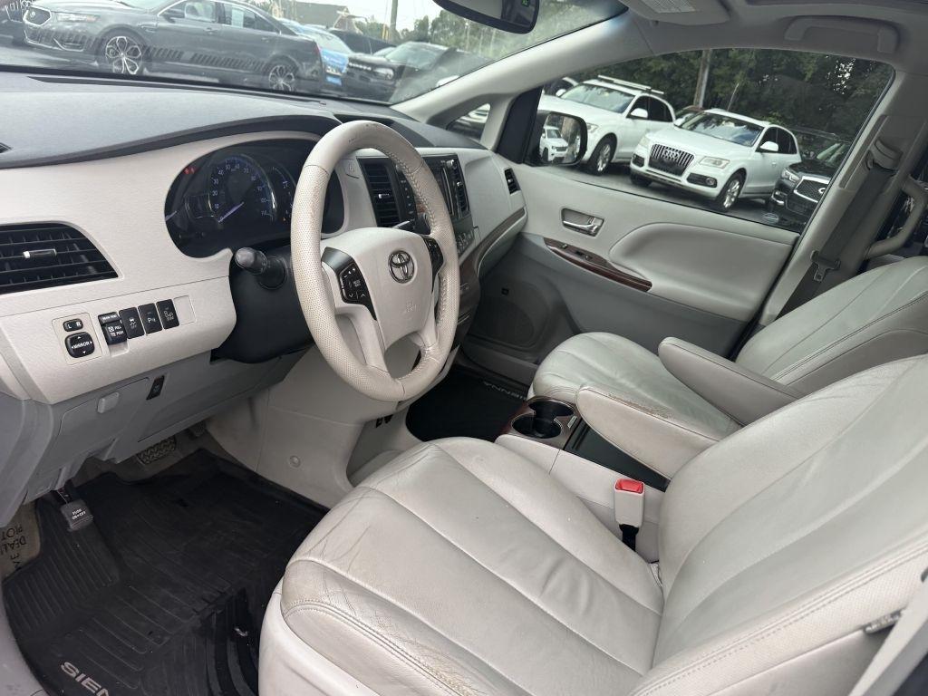 Toyota Sienna 5dr 7-Pass Van V6 XLE AWD (Natl) 2013
