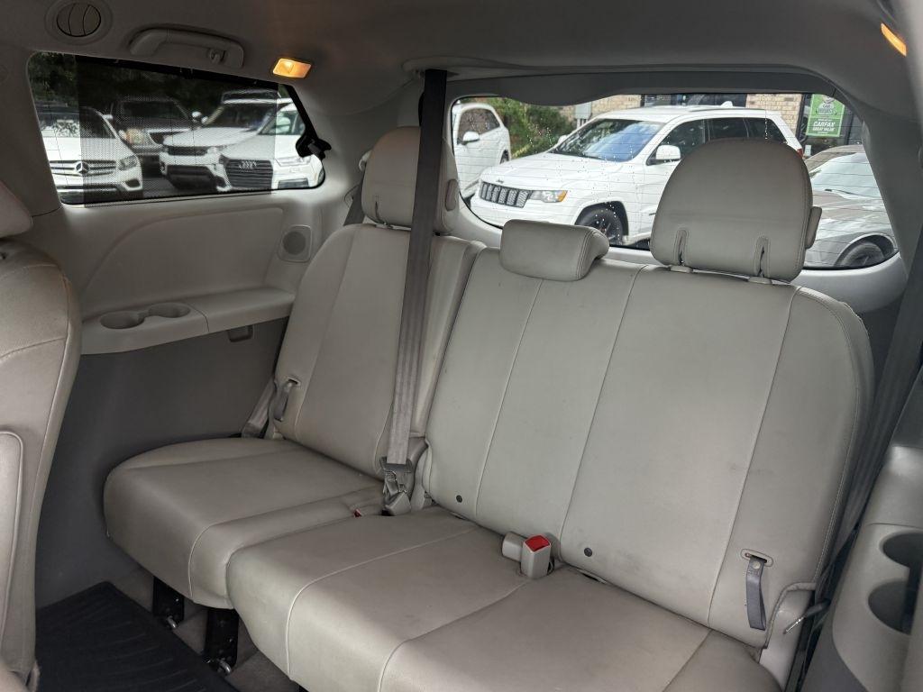 Toyota Sienna 5dr 7-Pass Van V6 XLE AWD (Natl) 2013