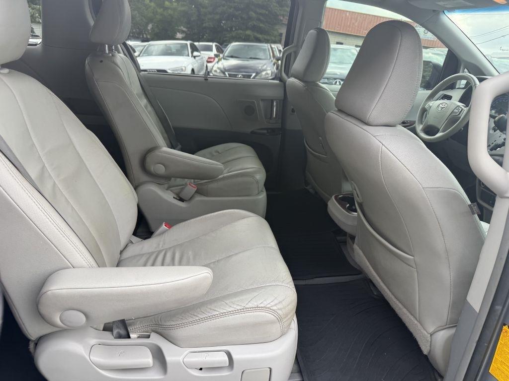 Toyota Sienna 5dr 7-Pass Van V6 XLE AWD (Natl) 2013