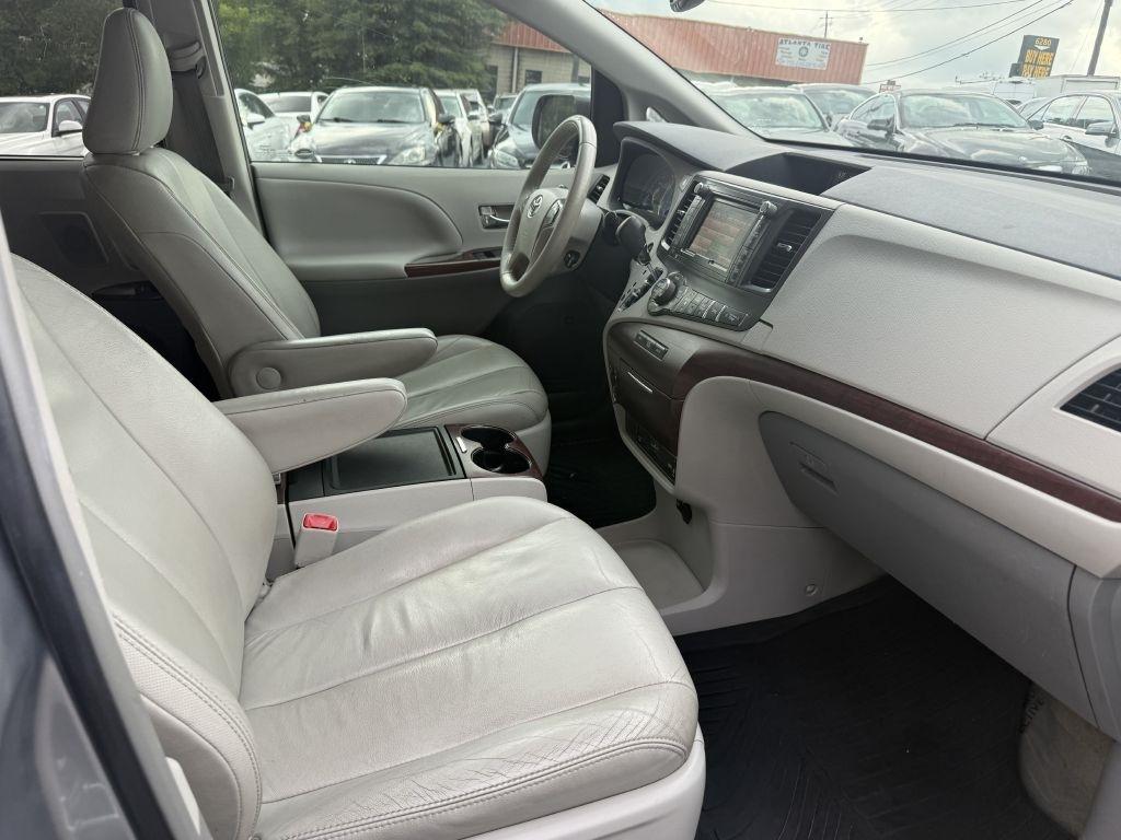 Toyota Sienna 5dr 7-Pass Van V6 XLE AWD (Natl) 2013