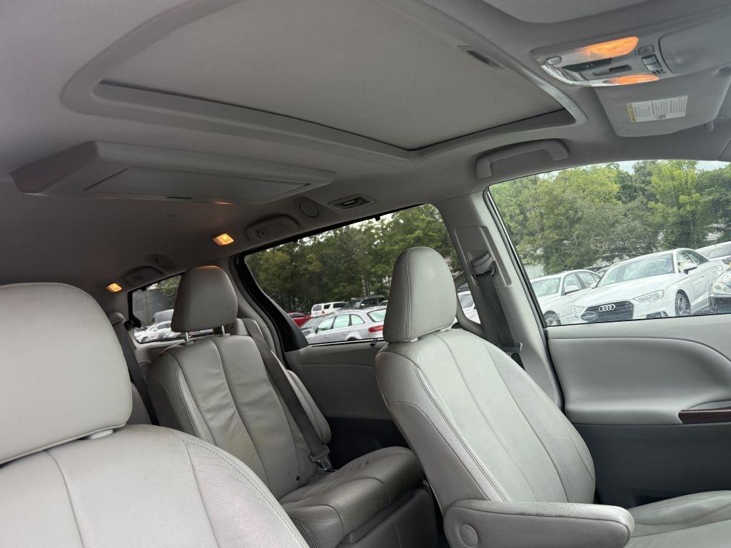 Toyota Sienna 5dr 7-Pass Van V6 XLE AWD (Natl) 2013