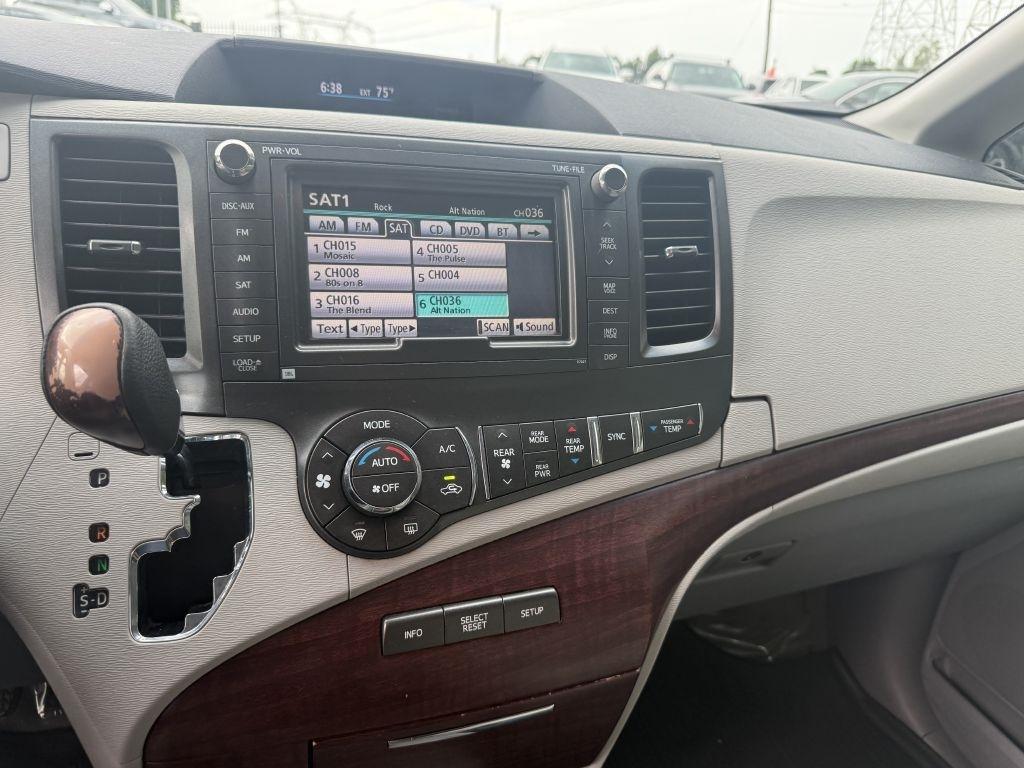 Toyota Sienna 5dr 7-Pass Van V6 XLE AWD (Natl) 2013