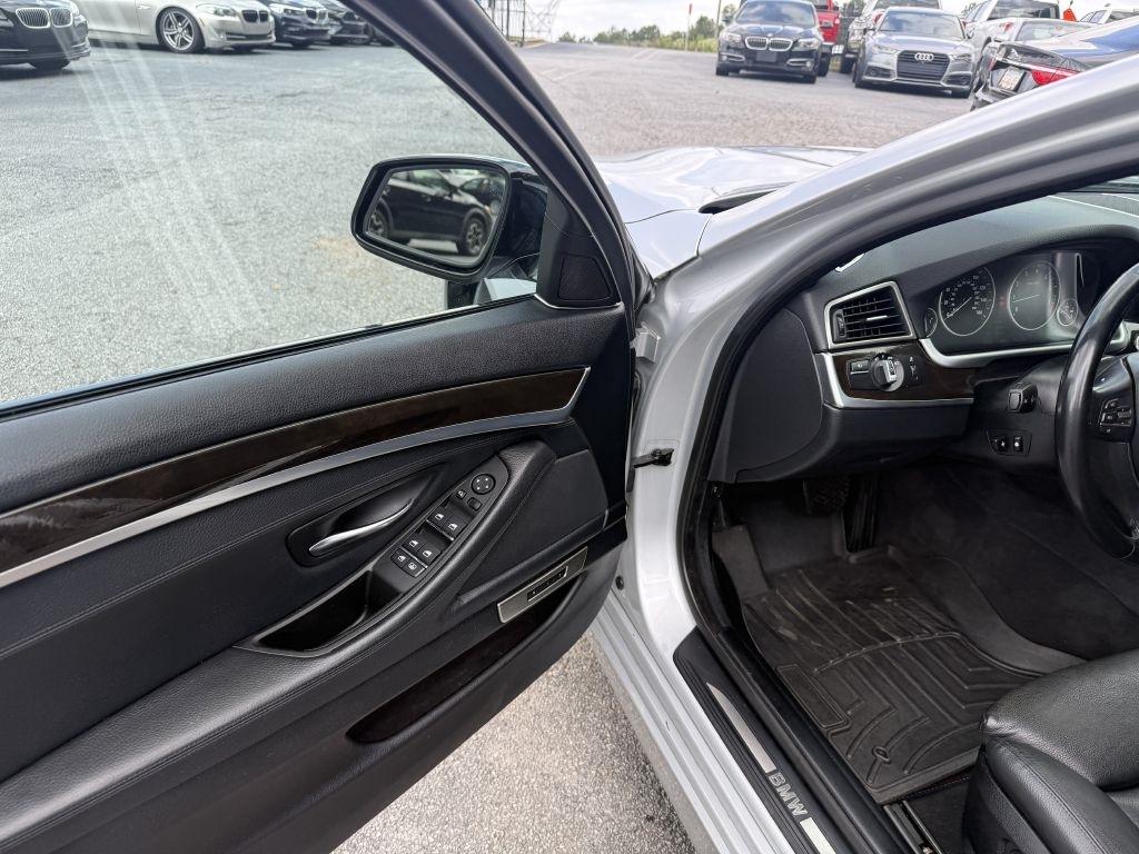 BMW 5 Series 4dr Sdn 550i xDrive AWD 2011