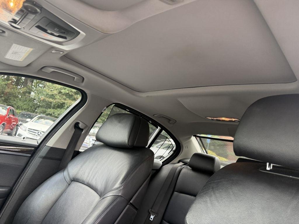 BMW 5 Series 4dr Sdn 550i xDrive AWD 2011