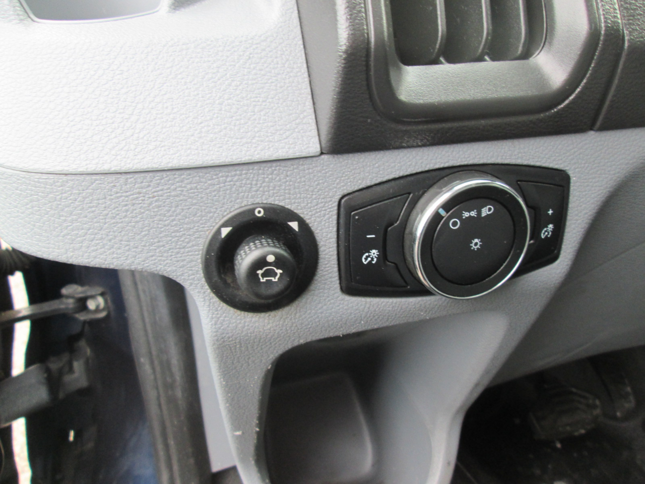 Ford Transit 250 Van Med. Roof w/Sliding Pass. 130-in. WB 2015