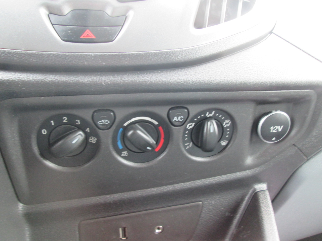 Ford Transit 250 Van Med. Roof w/Sliding Pass. 130-in. WB 2015