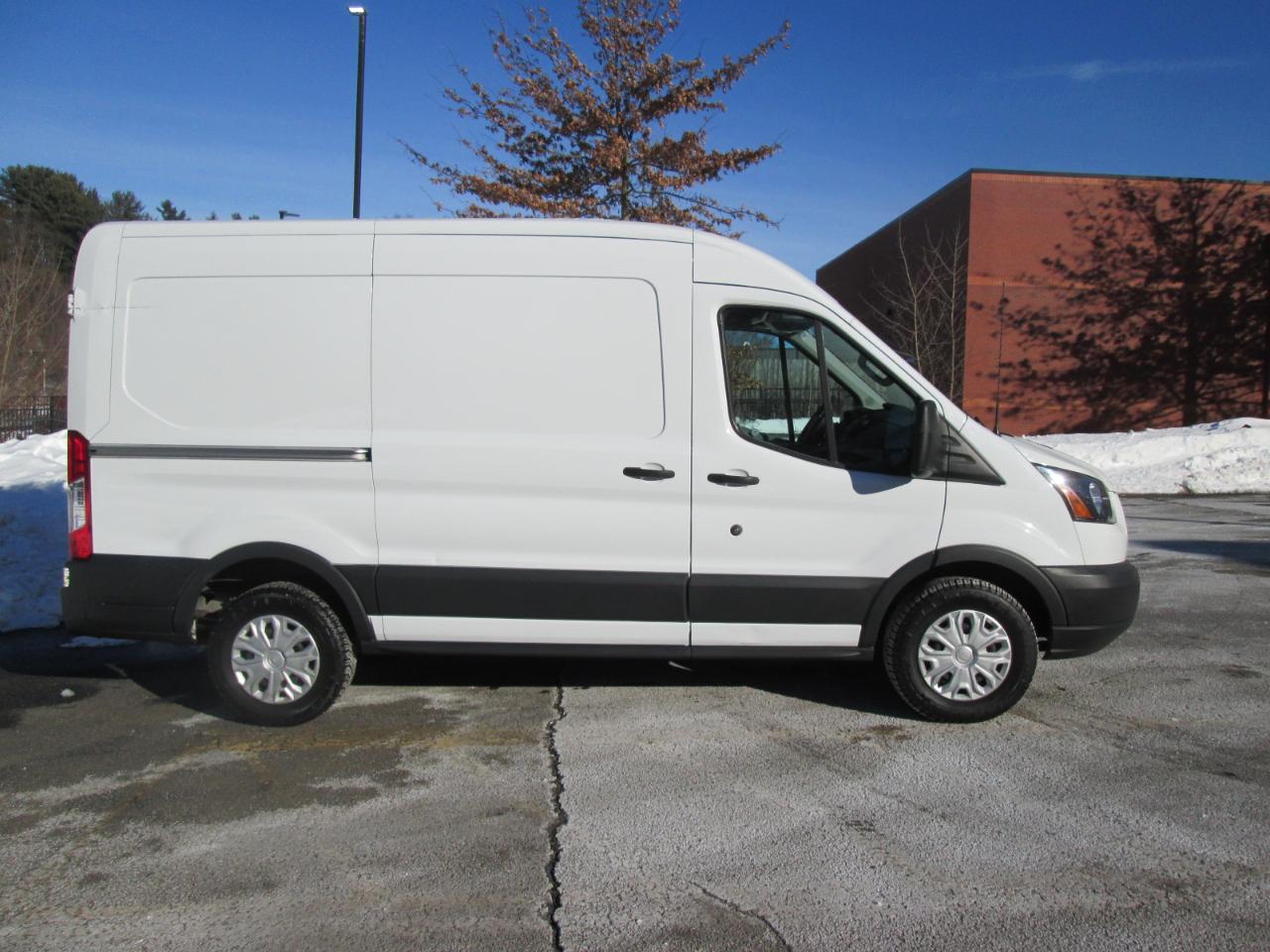 Ford Transit 250 Van Med. Roof w/Sliding Pass. 130-in. WB 2018
