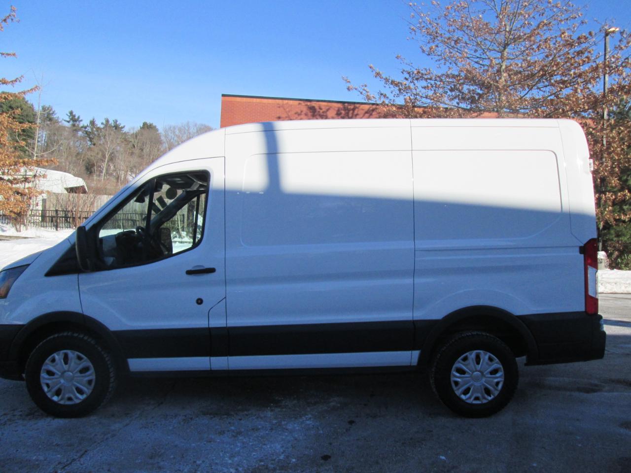 Ford Transit 250 Van Med. Roof w/Sliding Pass. 130-in. WB 2018