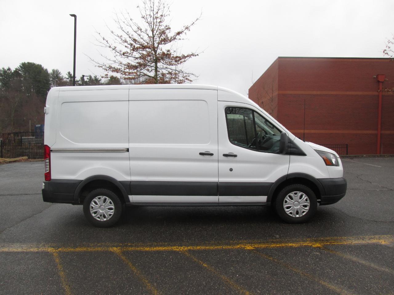 Ford Transit 250 Van Med. Roof w/Sliding Pass. 130-in. WB 2018
