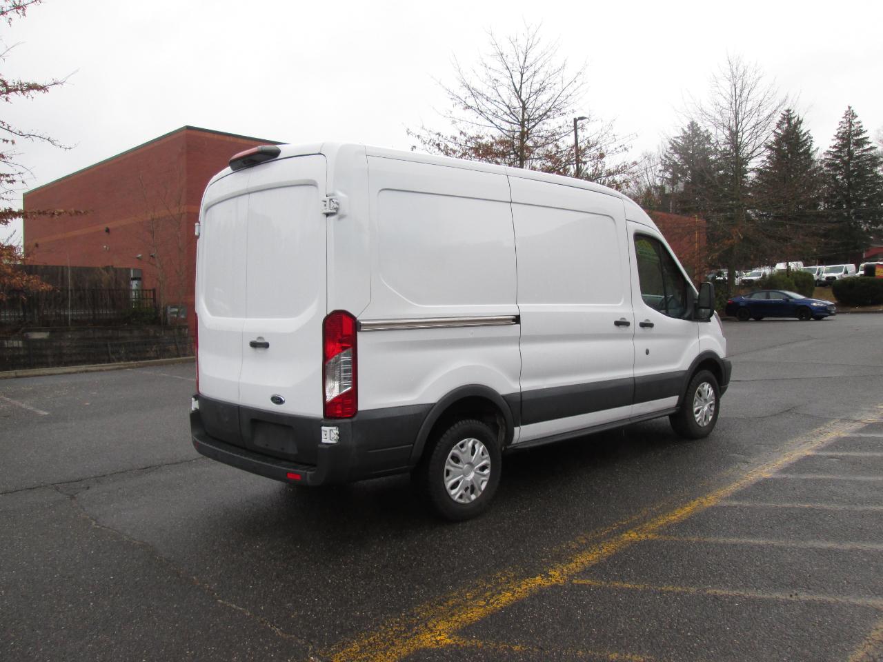 Ford Transit 250 Van Med. Roof w/Sliding Pass. 130-in. WB 2018
