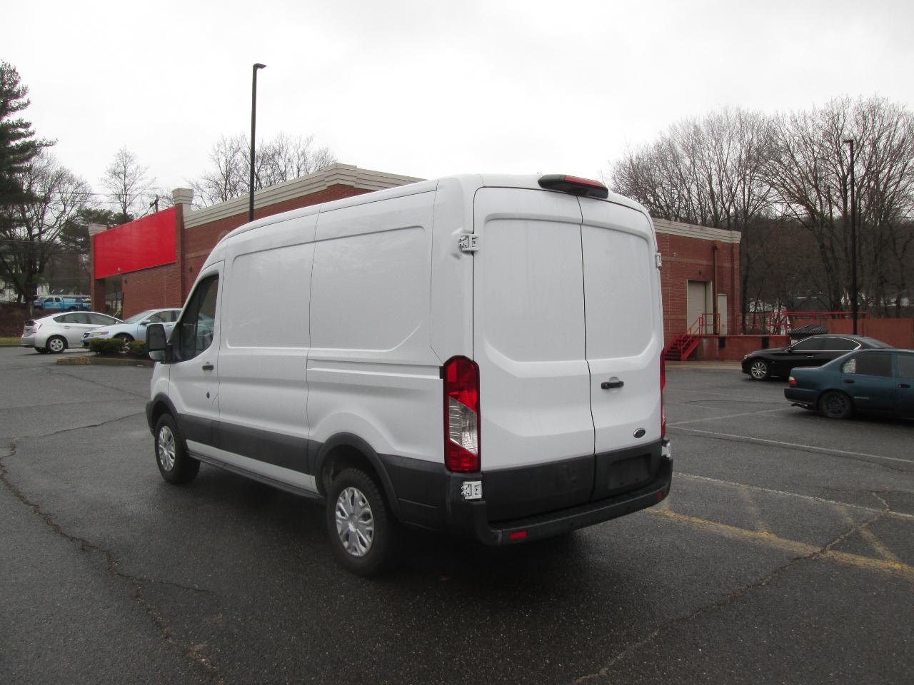 Ford Transit 250 Van Med. Roof w/Sliding Pass. 130-in. WB 2018
