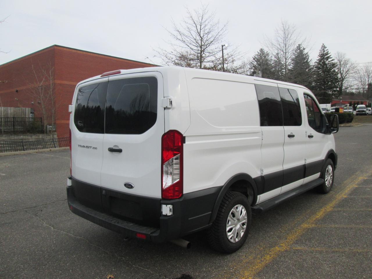 Ford Transit 250 Van Low Roof w/Sliding Pass. 130-in. WB 2020