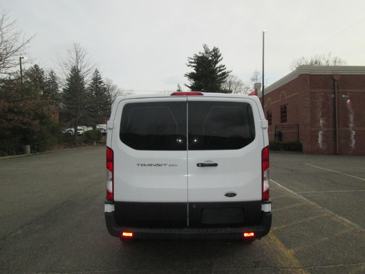 Ford Transit 250 Van Low Roof w/Sliding Pass. 130-in. WB 2020