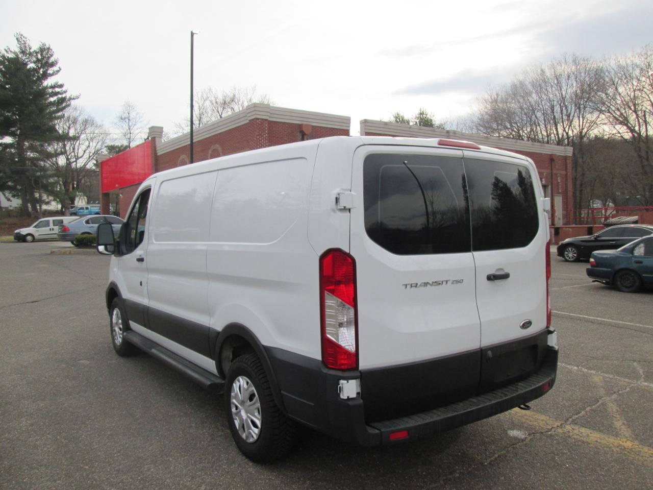 Ford Transit 250 Van Low Roof w/Sliding Pass. 130-in. WB 2020