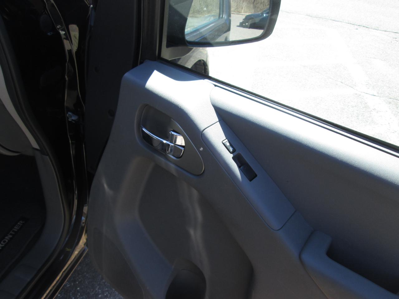 Nissan Frontier SV Crew Cab 5AT 4WD 2019