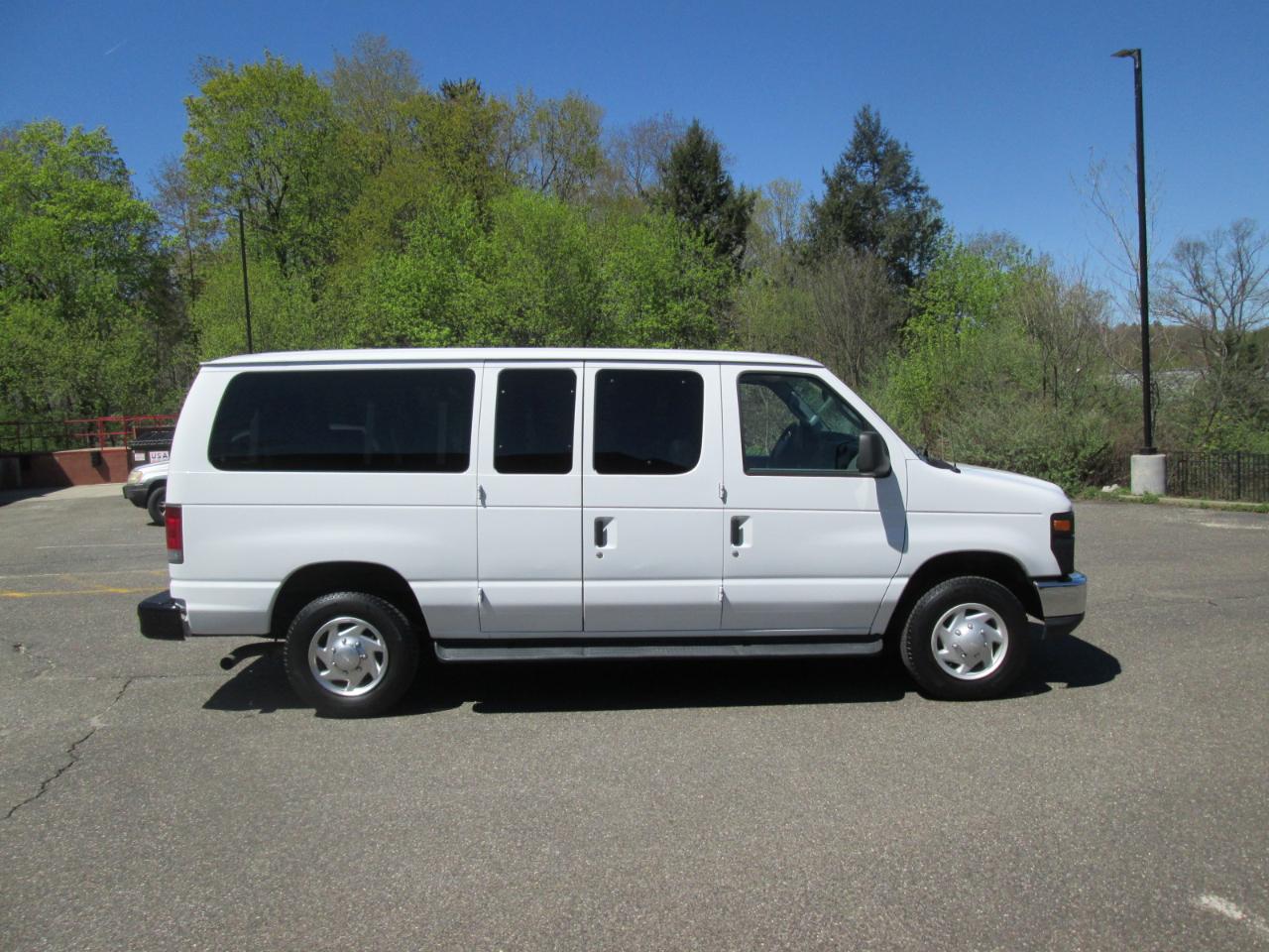 Ford Econoline E-350 XL Super Duty 2010