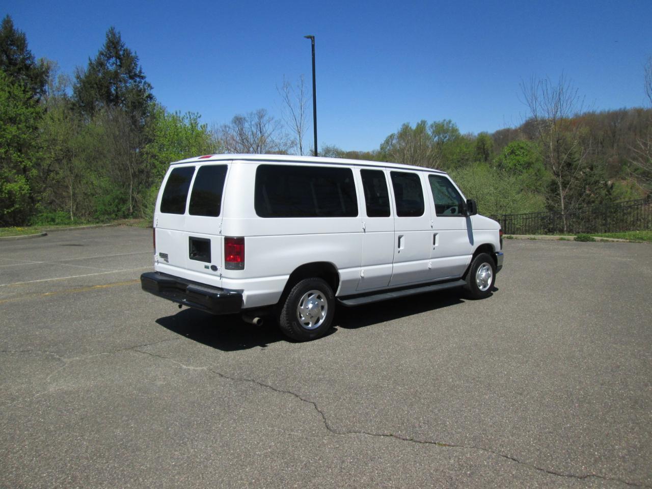 Ford Econoline E-350 XL Super Duty 2010