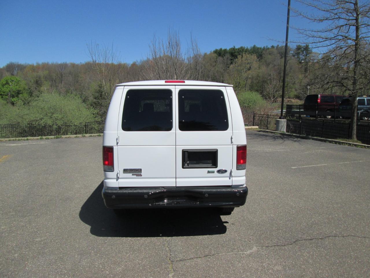 Ford Econoline E-350 XL Super Duty 2010