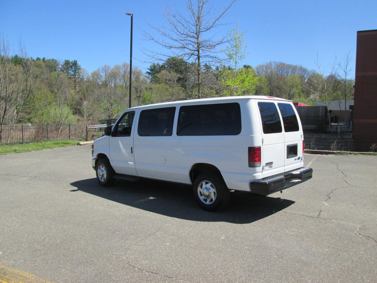 Ford Econoline E-350 XL Super Duty 2010